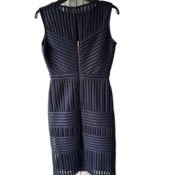 Gabby Skye Navy Sleeveless Sheath Dress. Size 6 - Picture 4 of 7